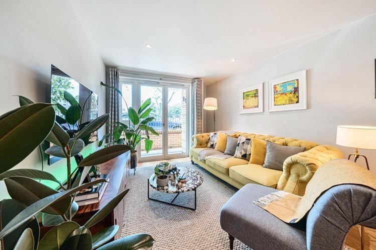 Homestay Modern Bedroom With Private Bathroom And Shared Kitchen & Lounge In Our London