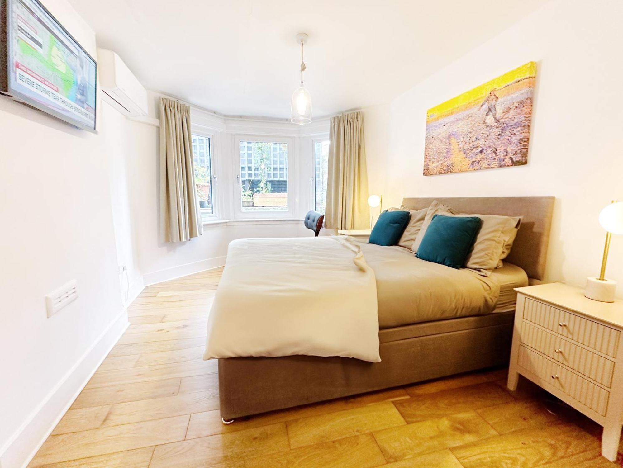 Modern Flat With King Bed, Garden & Outdoor Dining Apartment *