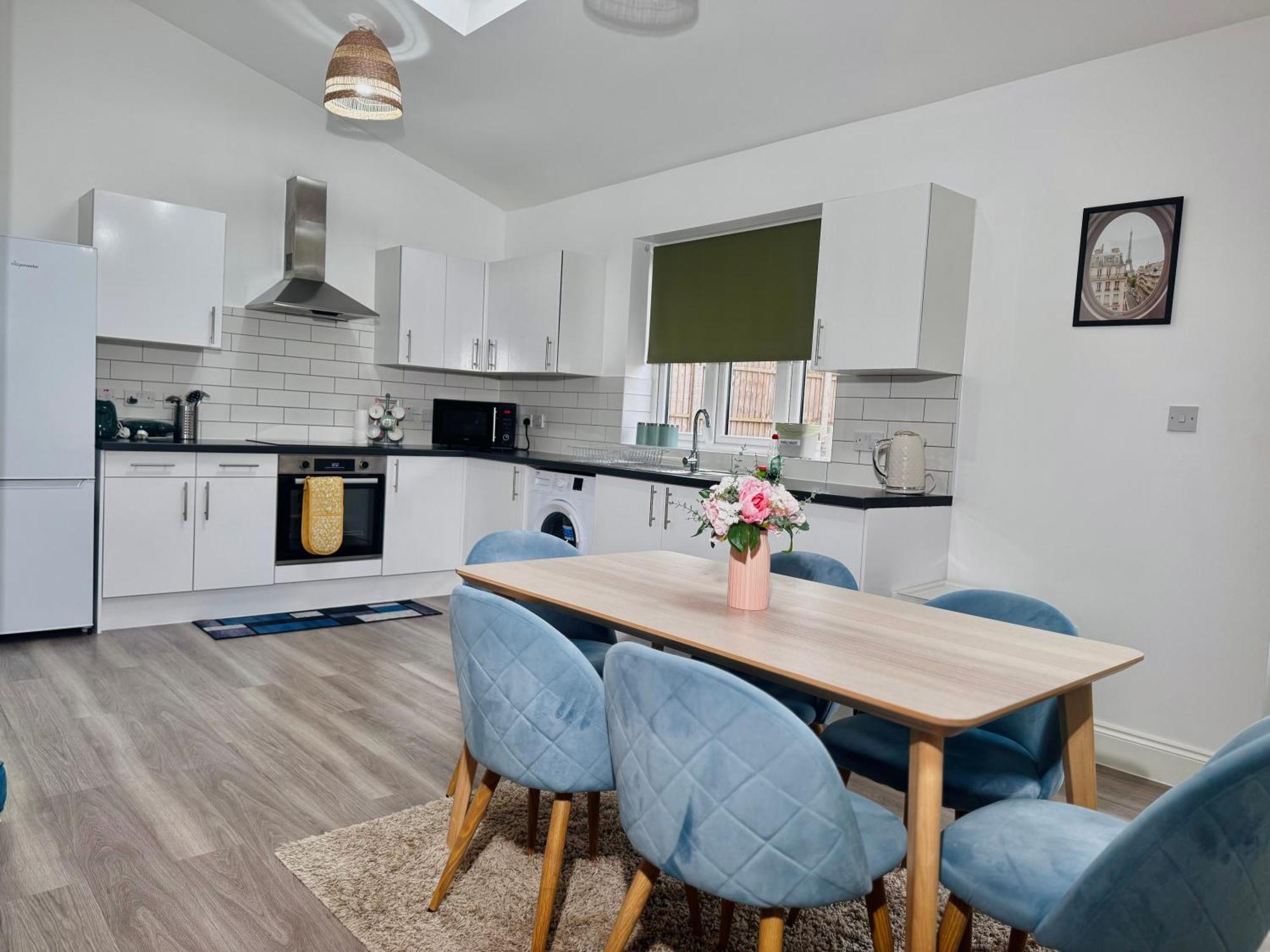 Cosy 1-bed Flat 30min To & Parking Apartment
