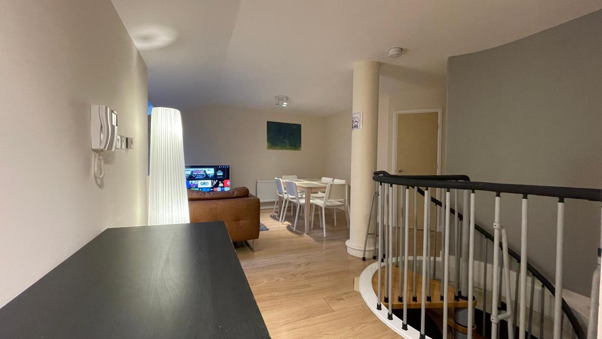 4- Bedroom , 1 Living Flat Near Emirates Stadium * Londra