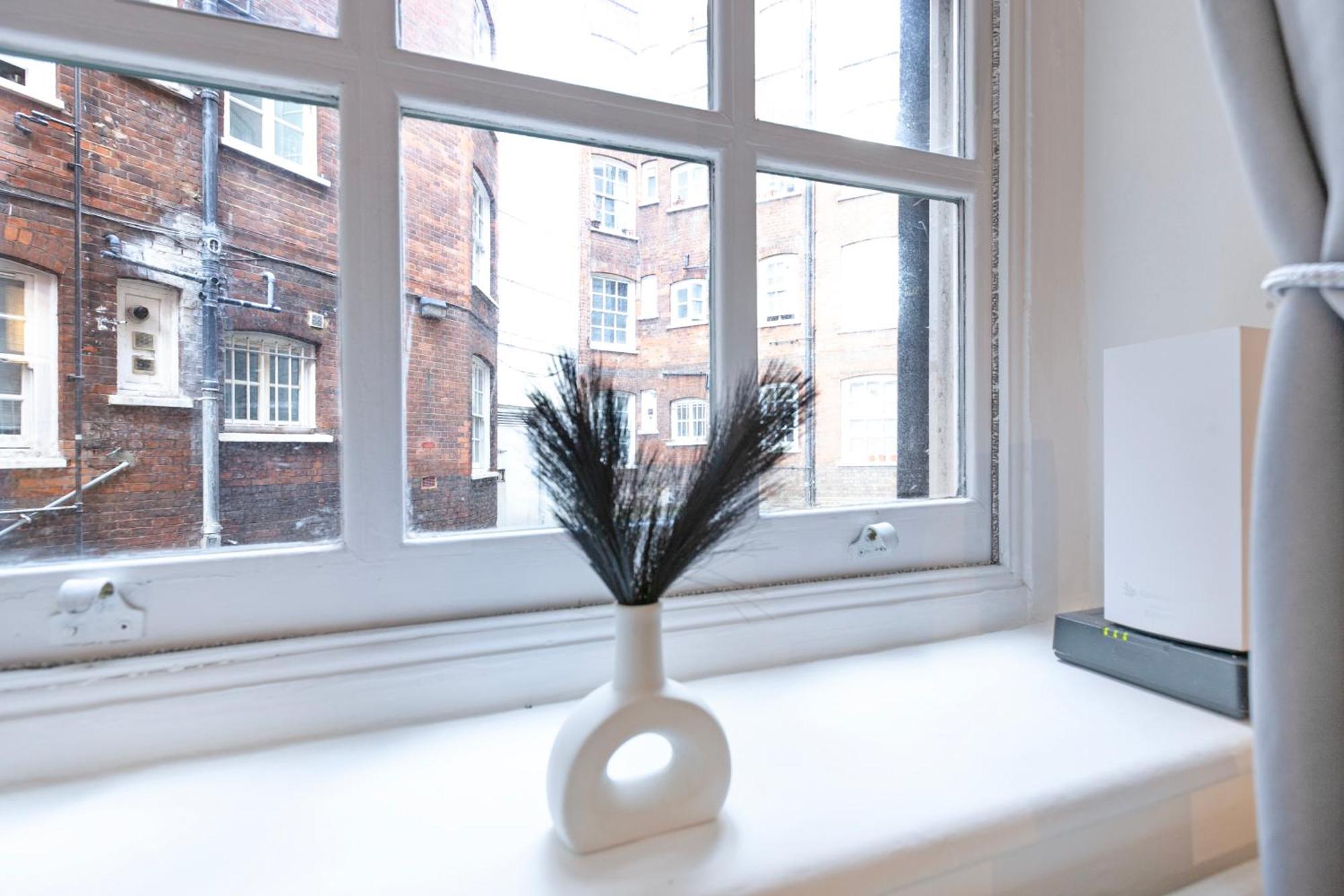 Beautiful One Bedroom Flat In Scott Ellis Gardens Londen