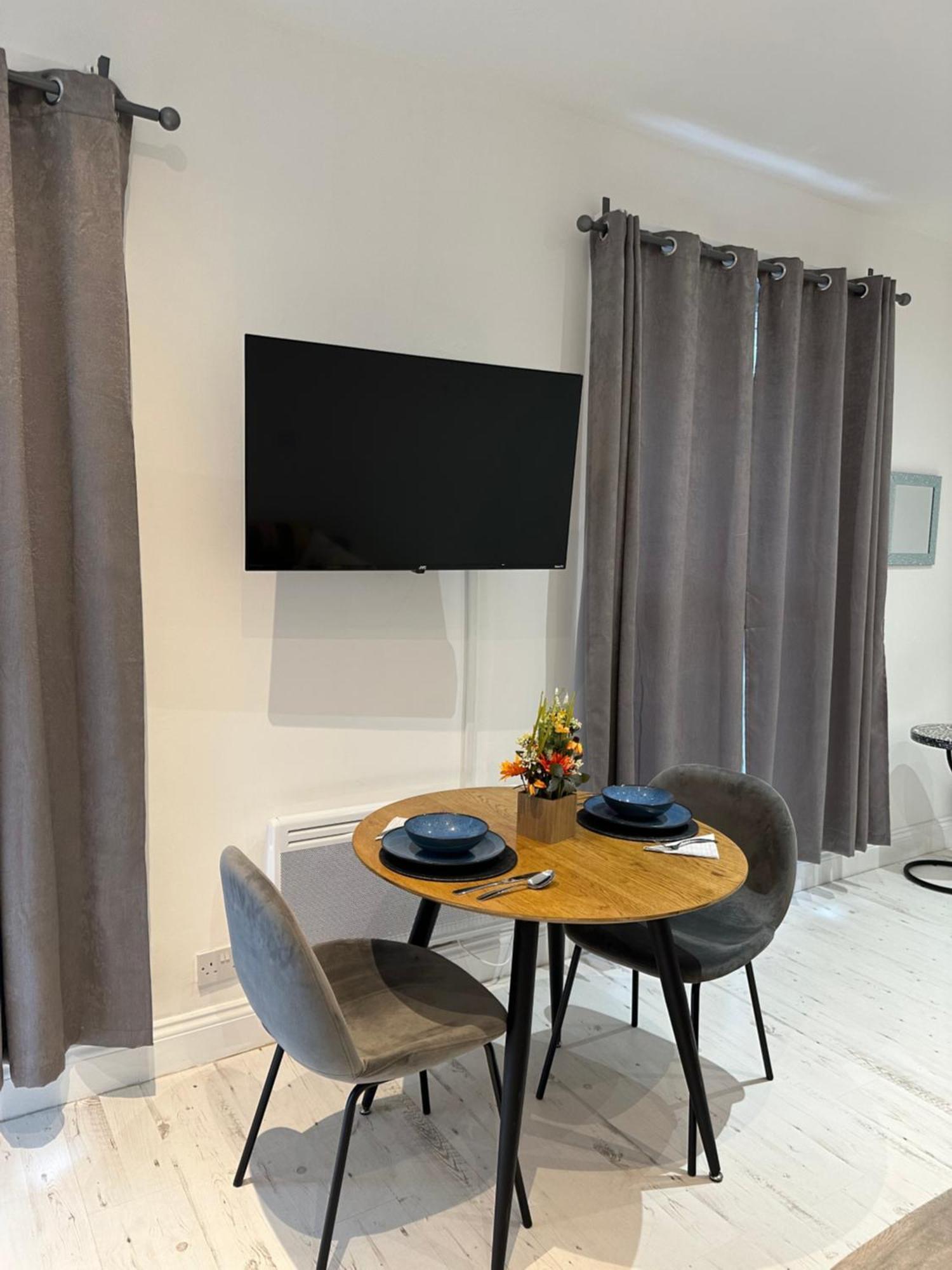 Stylish Escape In West Lejlighed *
