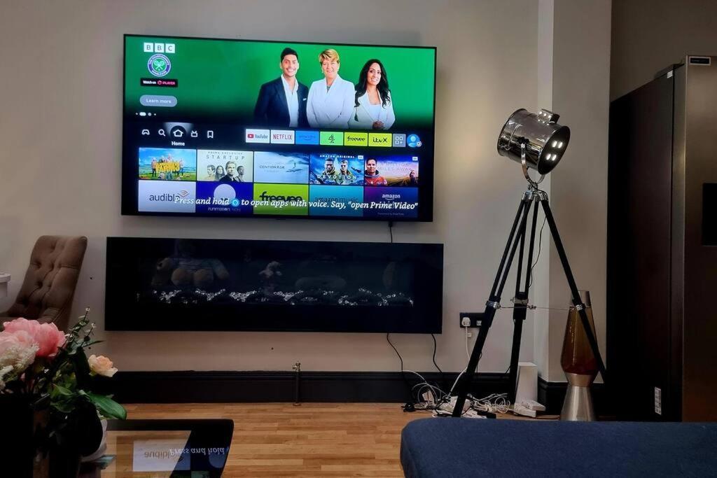 5 Bed With Cinema, F1 Racing Sim, 1 Gb Internet, Bbq, Garden, 20 Mins London, Parking, Ev Port, Metro 5 Mins Walk * London