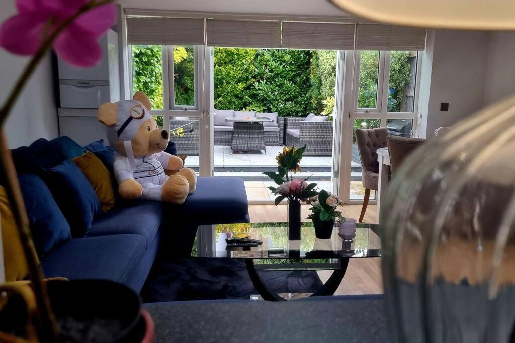5 Bed With Cinema, F1 Racing Sim, 1 Gb Internet, Bbq, Garden, 20 Mins London, Parking, Ev Port, Metro 5 Mins Walk Apartment