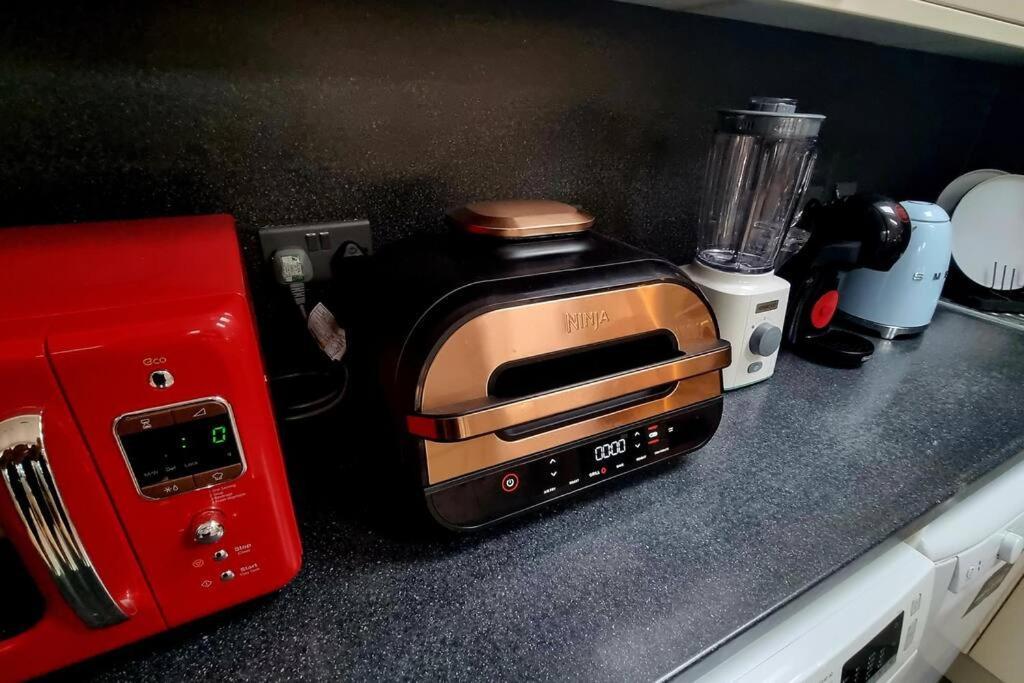 Apartment 5 Bed With Cinema, F1 Racing Sim, 1 Gb Internet, Bbq, Garden, 20 Mins London, Parking, Ev Port, Metro 5 Mins Walk *