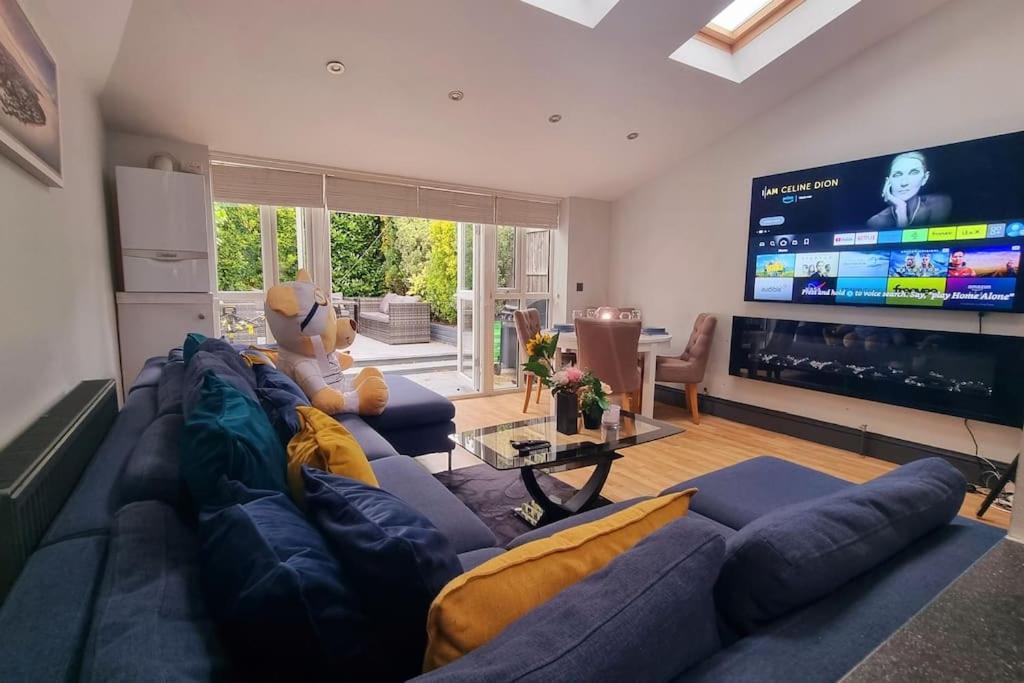 Apartment 5 Bed With Cinema, F1 Racing Sim, 1 Gb Internet, Bbq, Garden, 20 Mins London, Parking, Ev Port, Metro 5 Mins Walk London