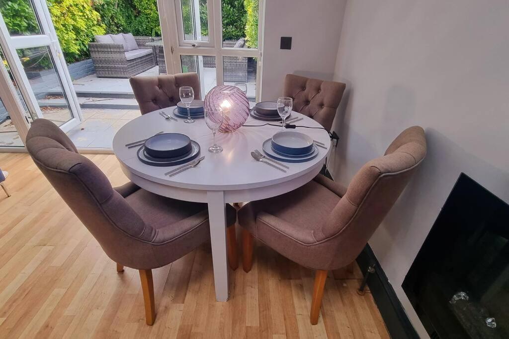 5 Bed With Cinema, F1 Racing Sim, 1 Gb Internet, Bbq, Garden, 20 Mins London, Parking, Ev Port, Metro 5 Mins Walk Apartment