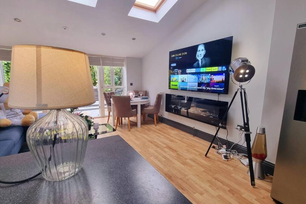 5 Bed With Cinema, F1 Racing Sim, 1 Gb Internet, Bbq, Garden, 20 Mins London, Parking, Ev Port, Metro 5 Mins Walk *