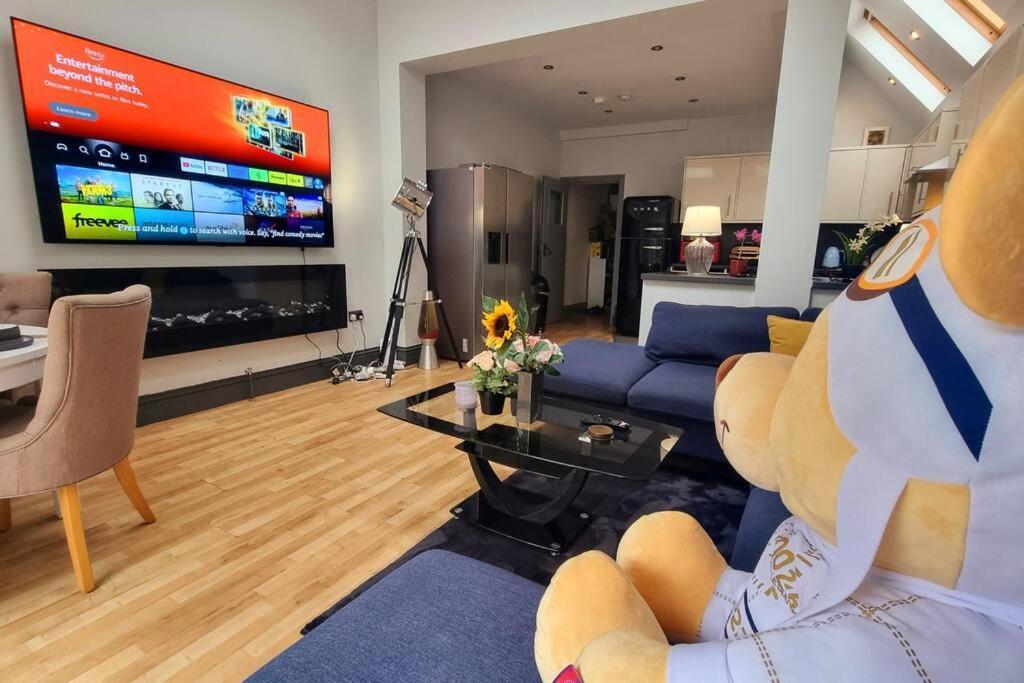 5 Bed With Cinema, F1 Racing Sim, 1 Gb Internet, Bbq, Garden, 20 Mins London, Parking, Ev Port, Metro 5 Mins Walk London