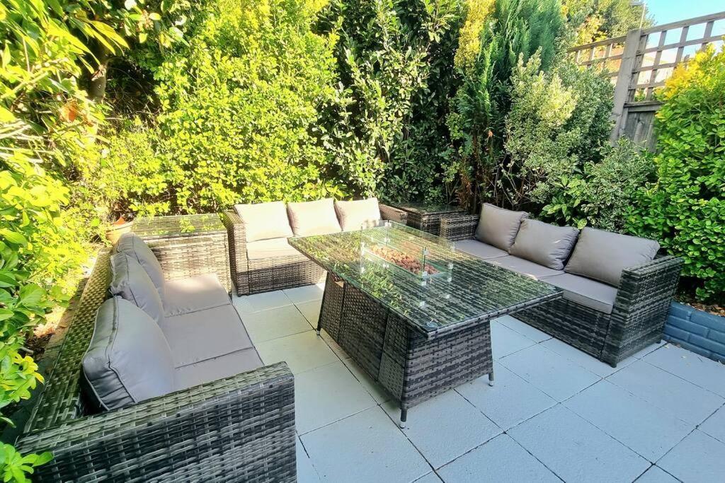 5 Bed With Cinema, F1 Racing Sim, 1 Gb Internet, Bbq, Garden, 20 Mins London, Parking, Ev Port, Metro 5 Mins Walk London