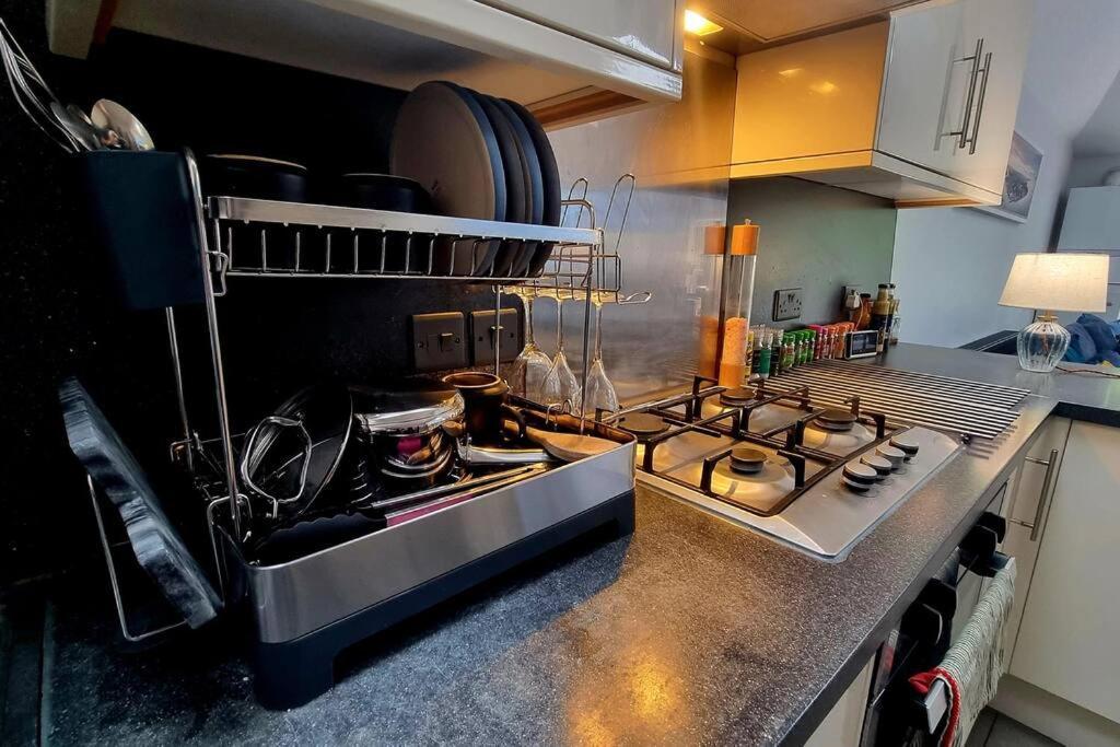 5 Bed With Cinema, F1 Racing Sim, 1 Gb Internet, Bbq, Garden, 20 Mins London, Parking, Ev Port, Metro 5 Mins Walk Apartment *