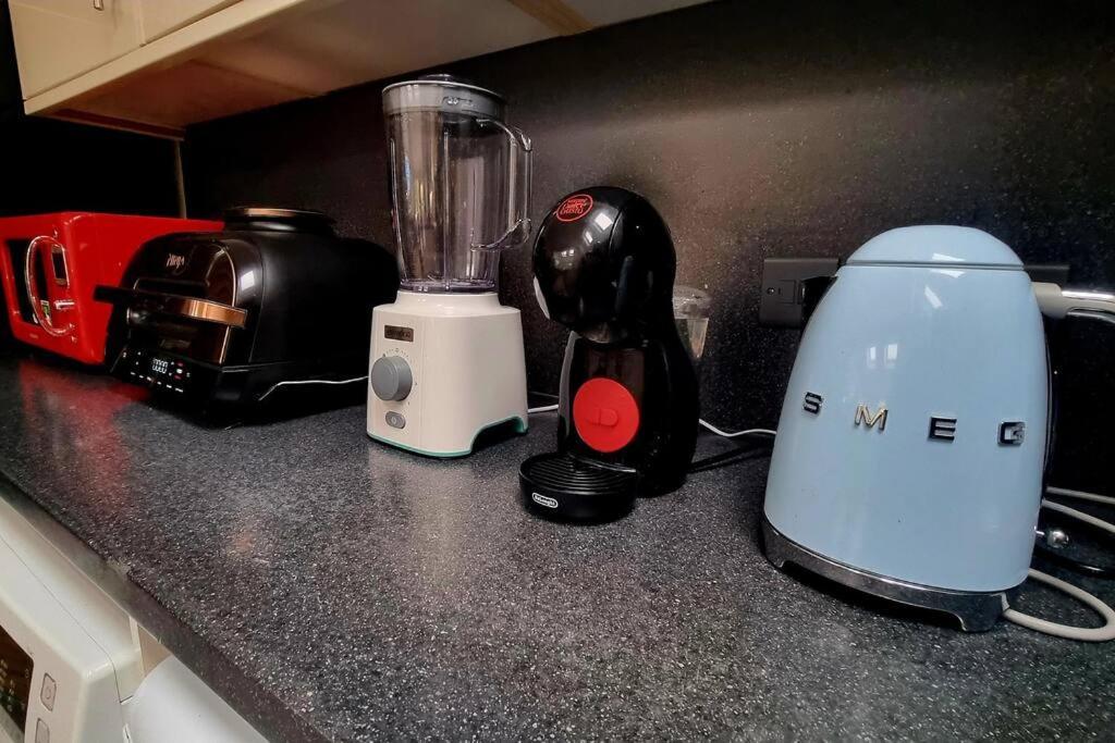 5 Bed With Cinema, F1 Racing Sim, 1 Gb Internet, Bbq, Garden, 20 Mins London, Parking, Ev Port, Metro 5 Mins Walk Apartment