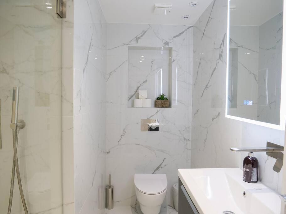 Stylish In Prime Apartment London