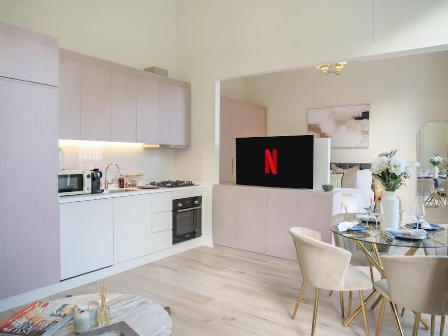 Stylish In Prime Apartment