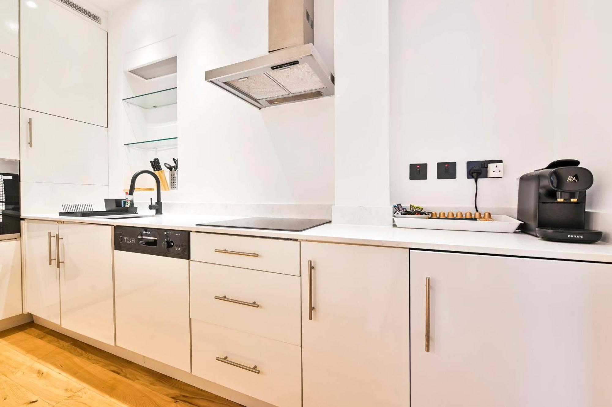 Light And Airy Apartment *