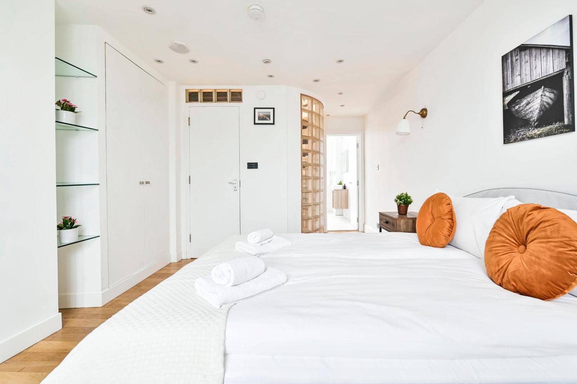 Light And Airy Apartment *