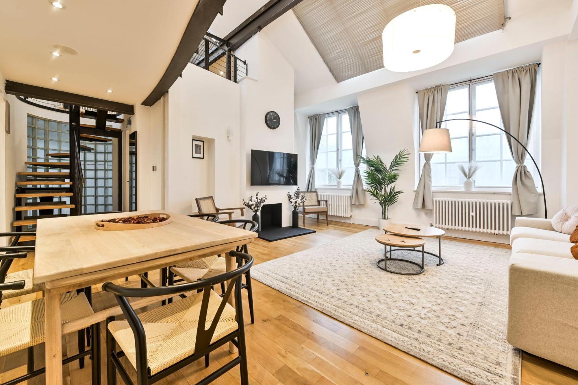 Light And Airy Apartment *