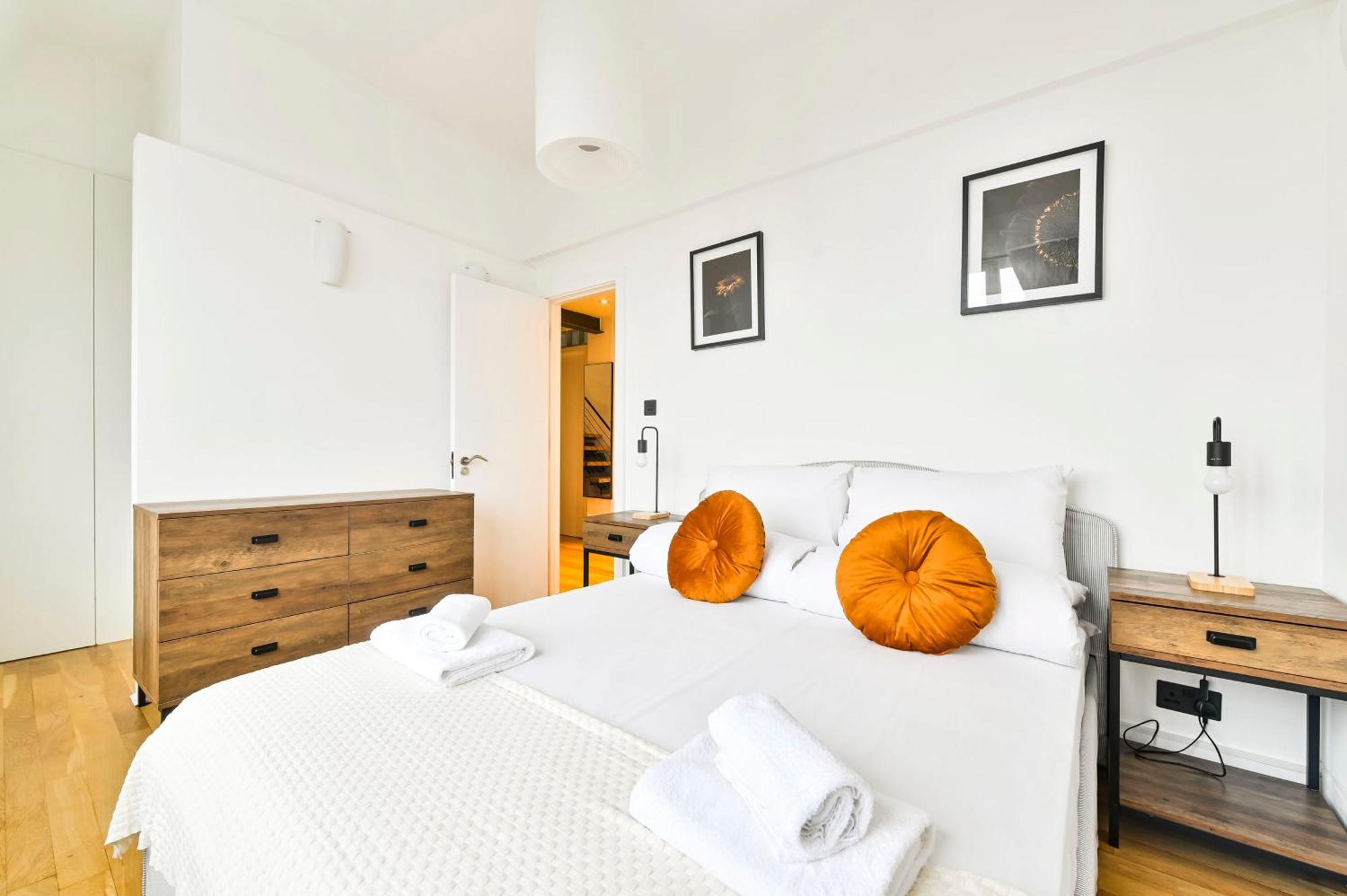 Light And Airy Apartment *