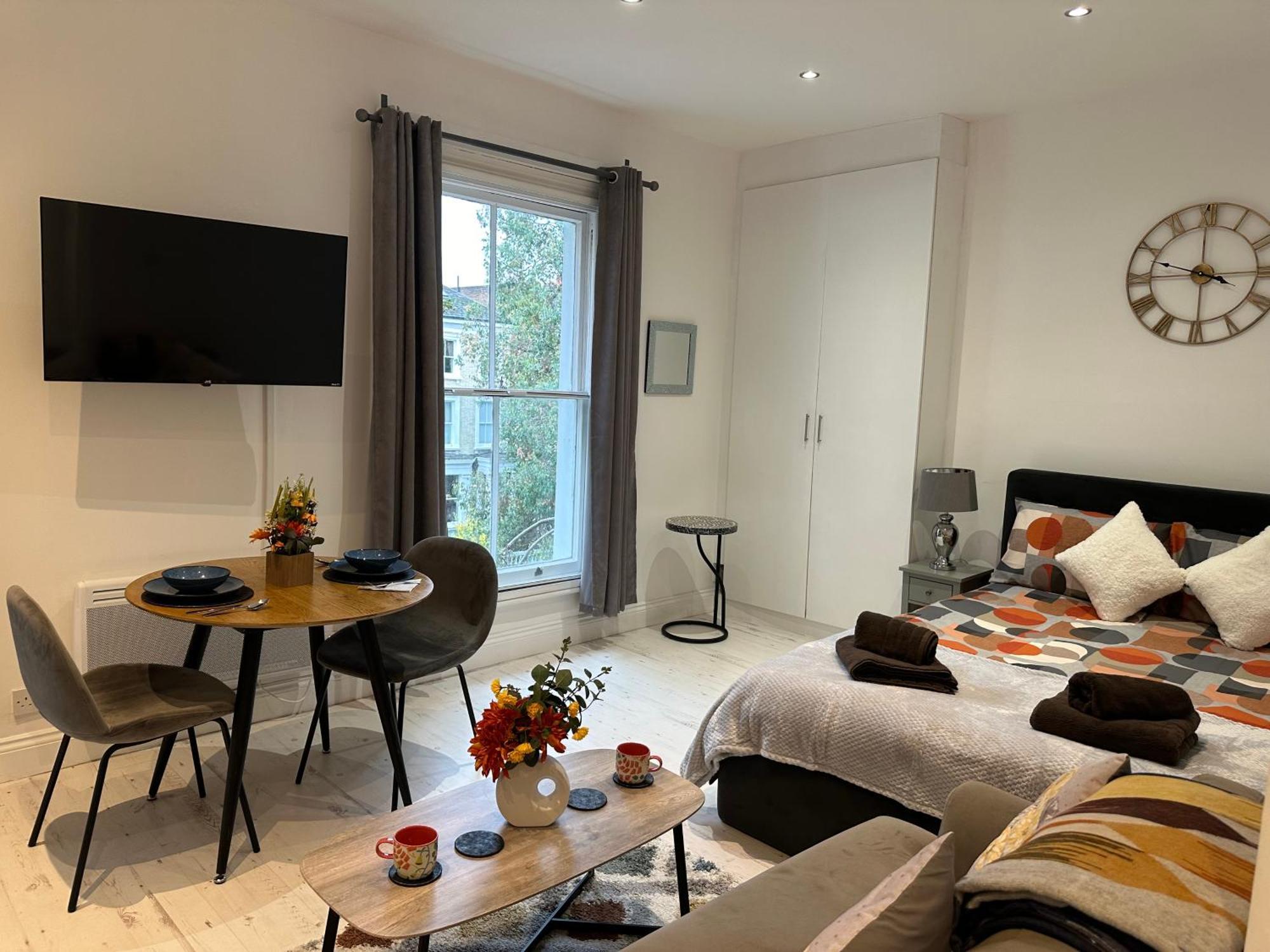 Stylish Escape In West Lejlighed