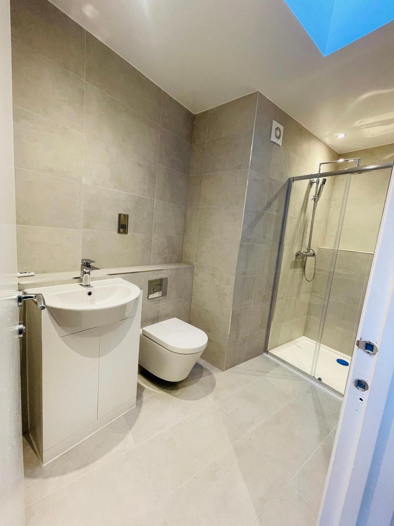 Fully Furnished Duplex In Askew Road Lejlighed *