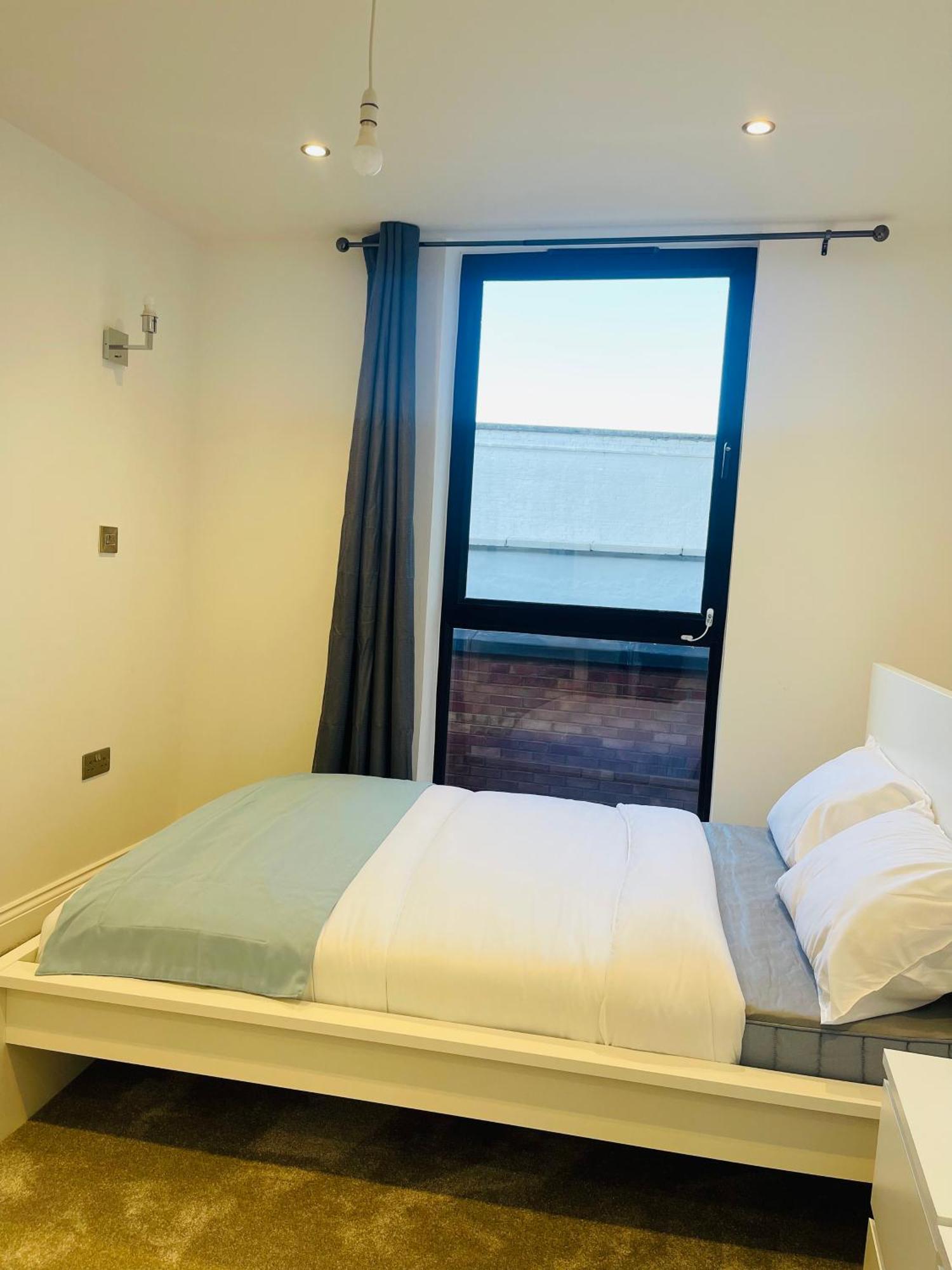 Fully Furnished Duplex In Askew Road Lejlighed London