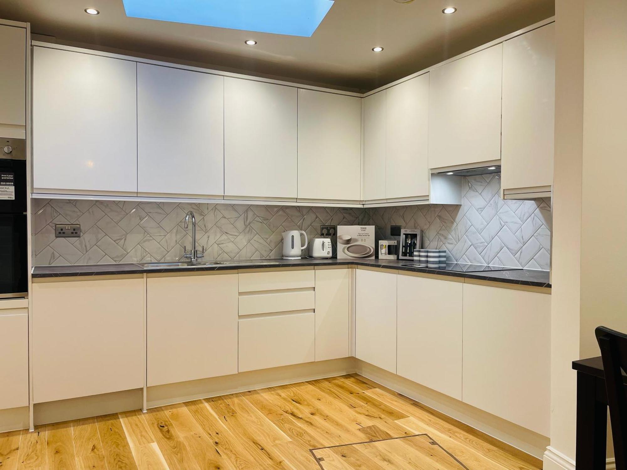 Fully Furnished Duplex In Askew Road Lejlighed