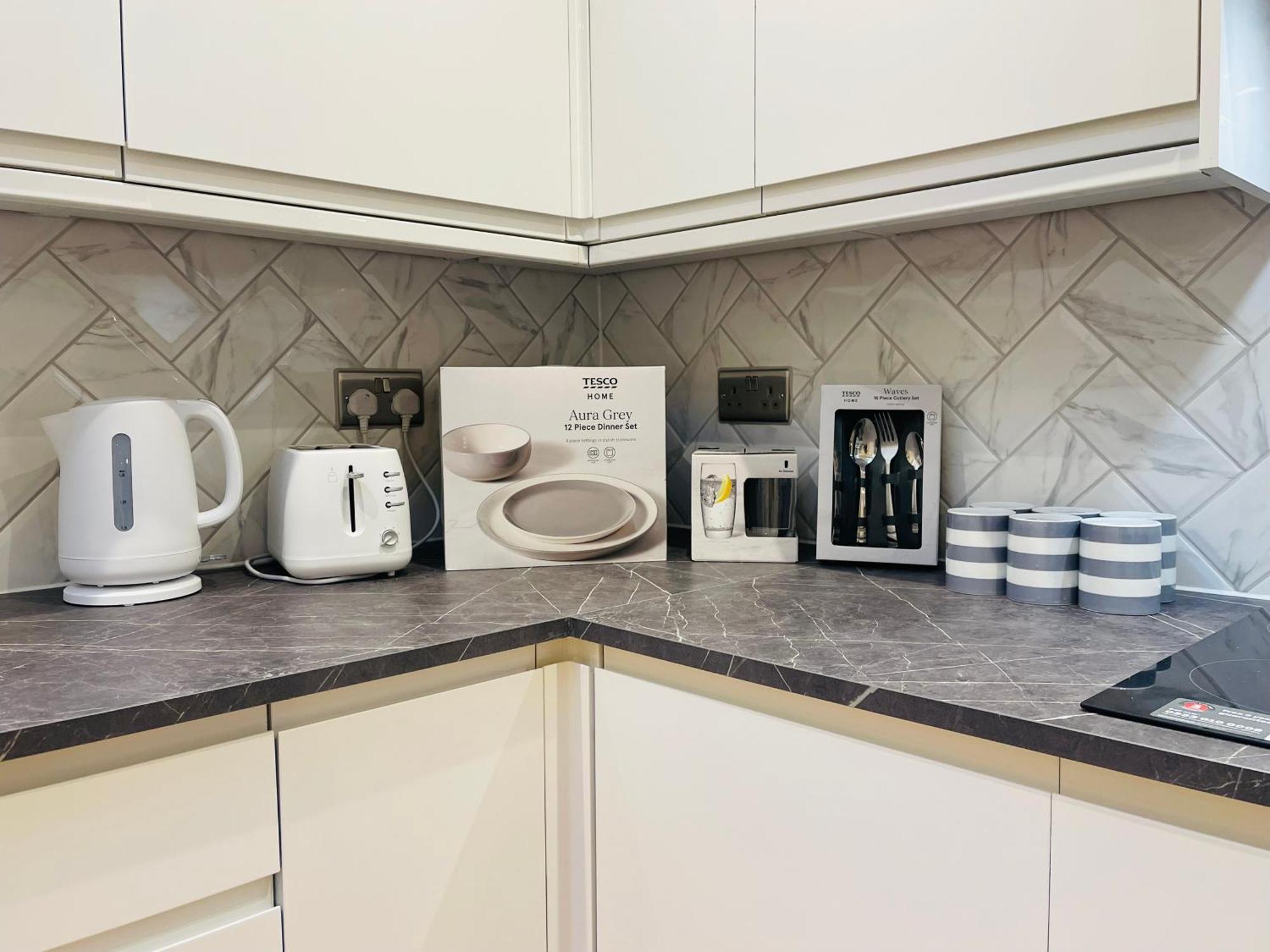 Fully Furnished Duplex In Askew Road Lejlighed London