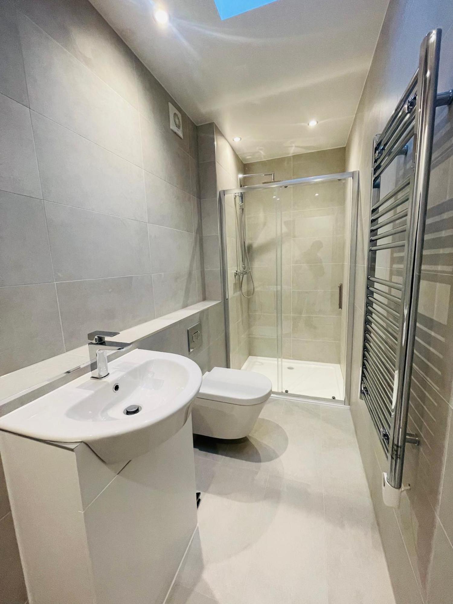 Fully Furnished Duplex In Askew Road Lejlighed