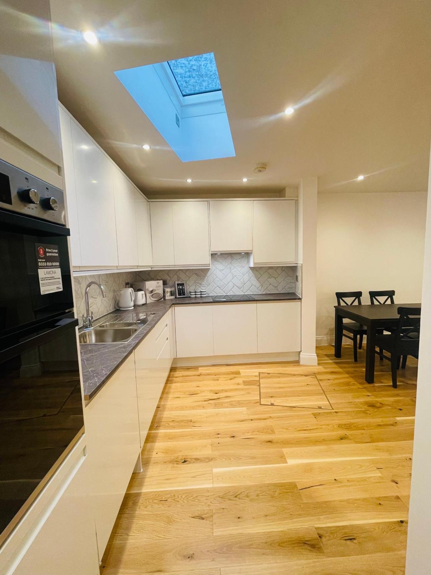 Fully Furnished Duplex In Askew Road Lejlighed *