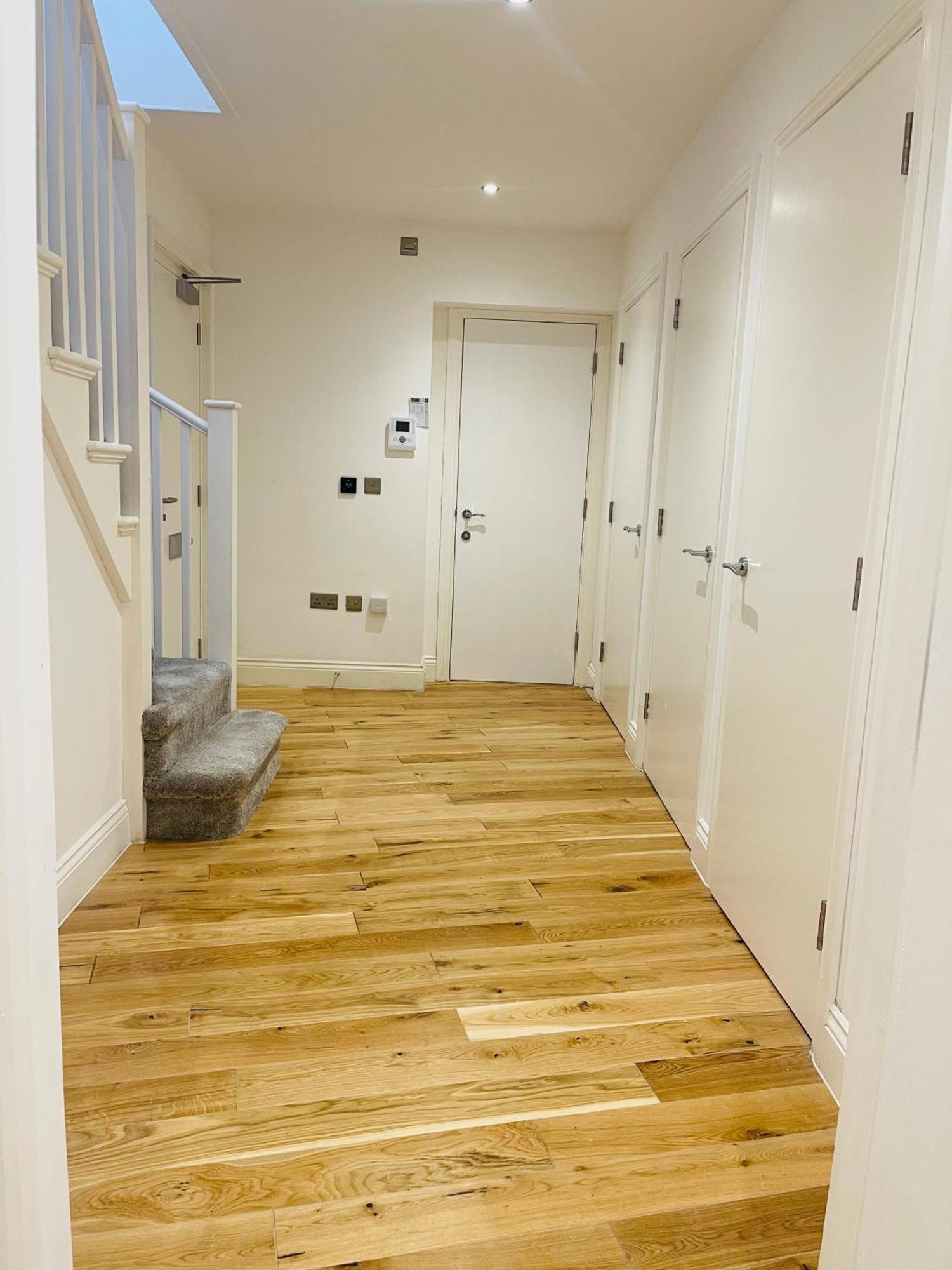 Fully Furnished Duplex In Askew Road Lejlighed