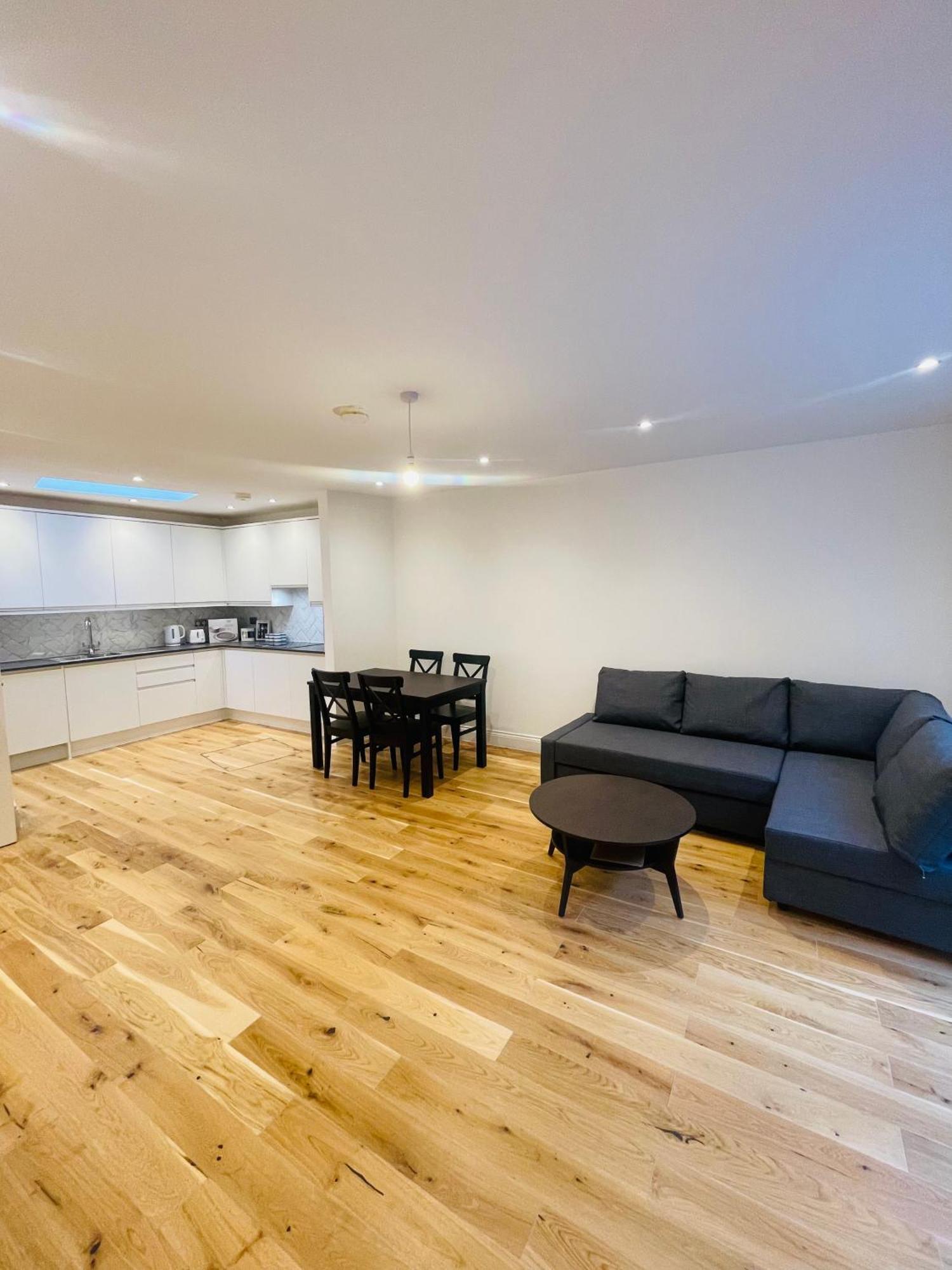 Fully Furnished Duplex In Askew Road Lejlighed *