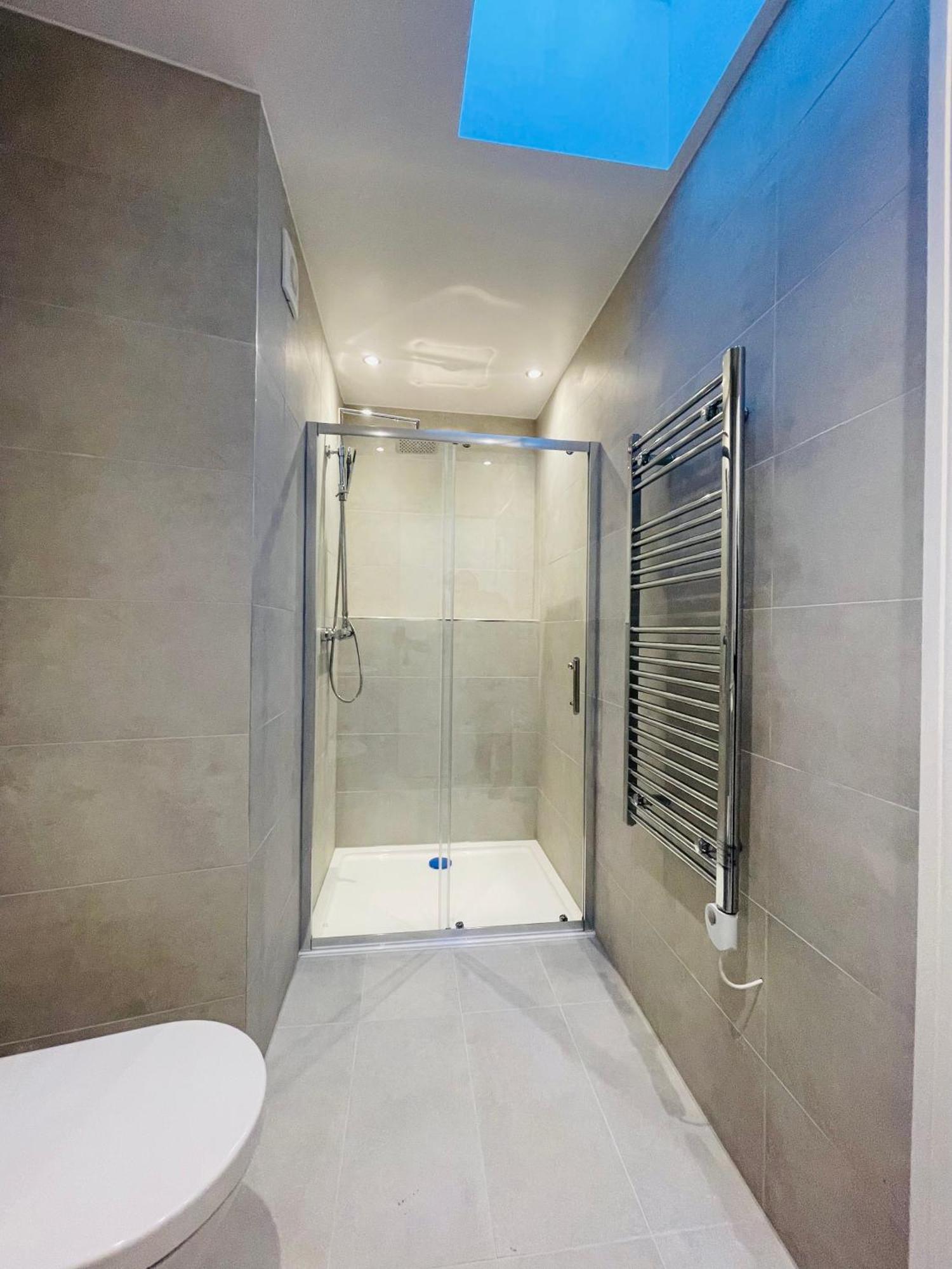 Fully Furnished Duplex In Askew Road Lejlighed