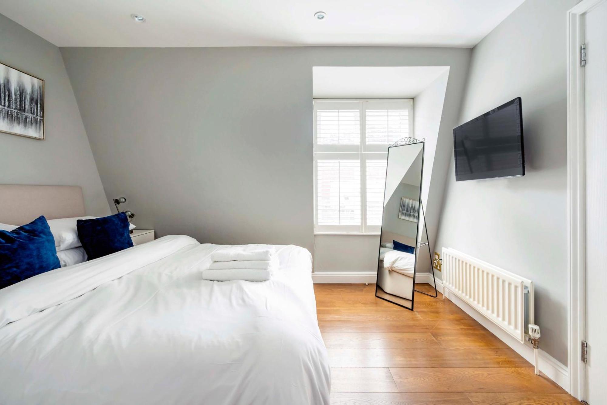 The Mayfair Marvel- By Out Of Office Lifestyle Appartement *