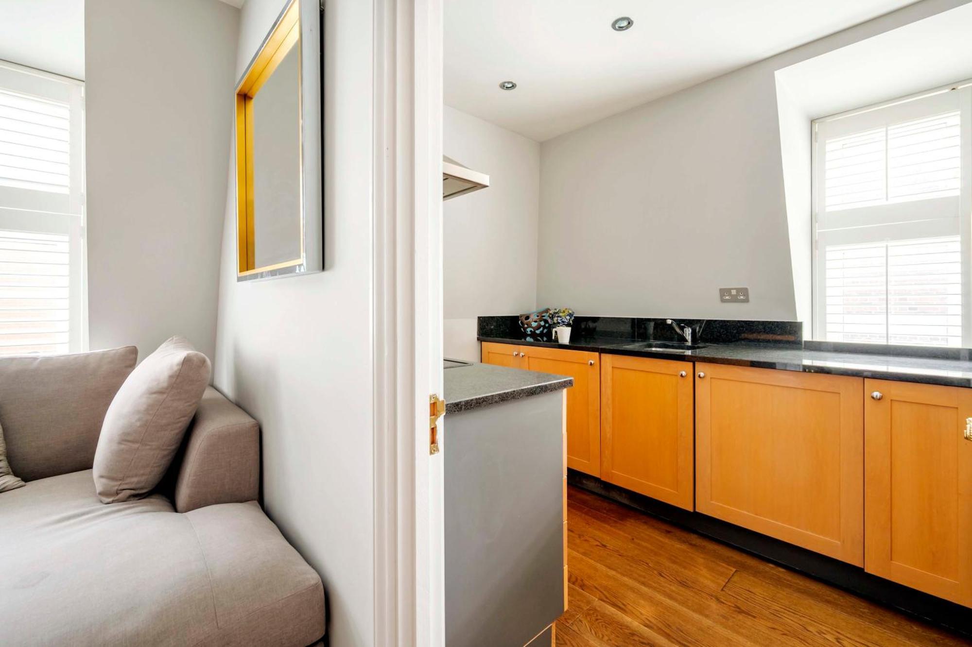 The Mayfair Marvel- By Out Of Office Lifestyle Appartement
