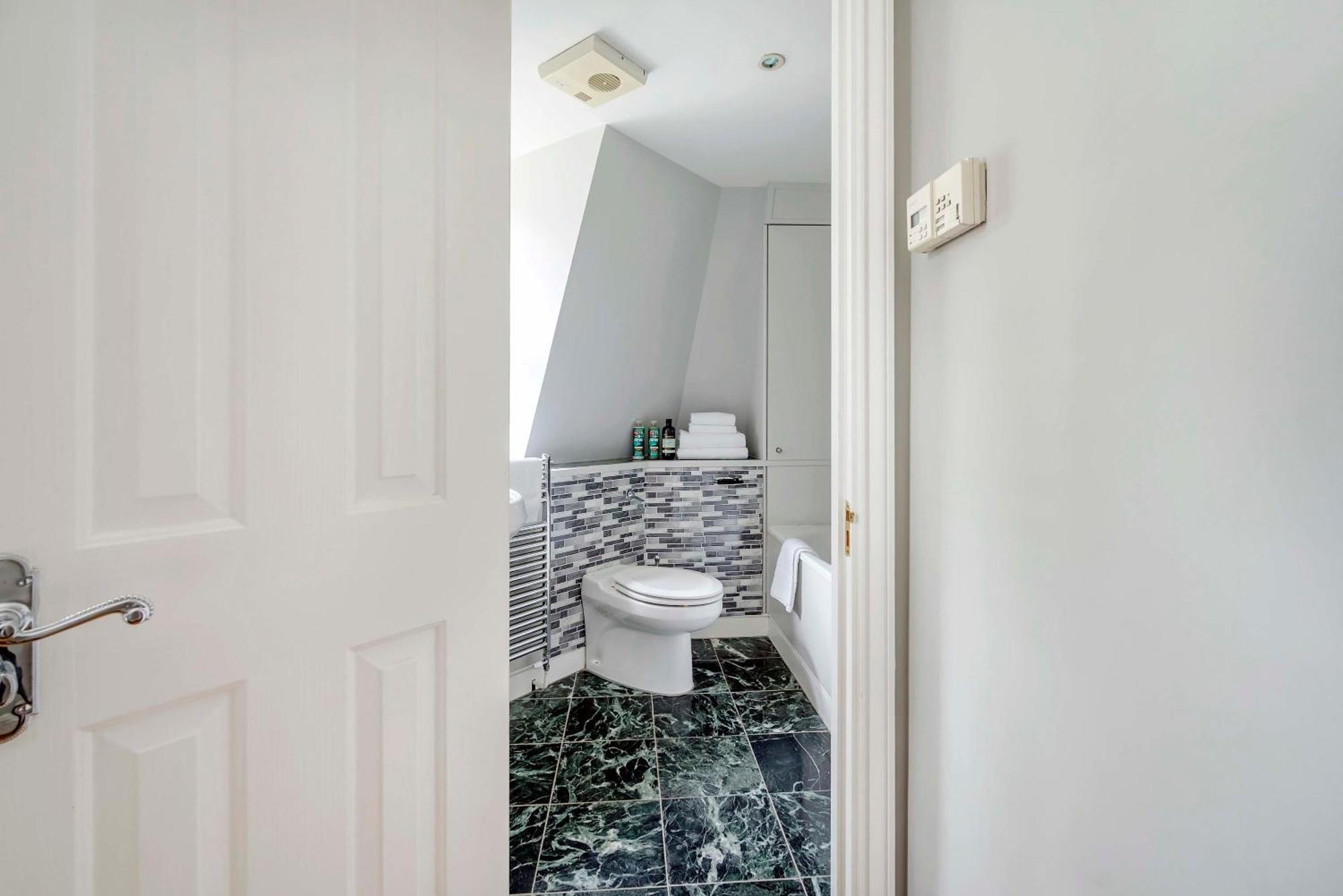 The Mayfair Marvel- By Out Of Office Lifestyle Appartement *