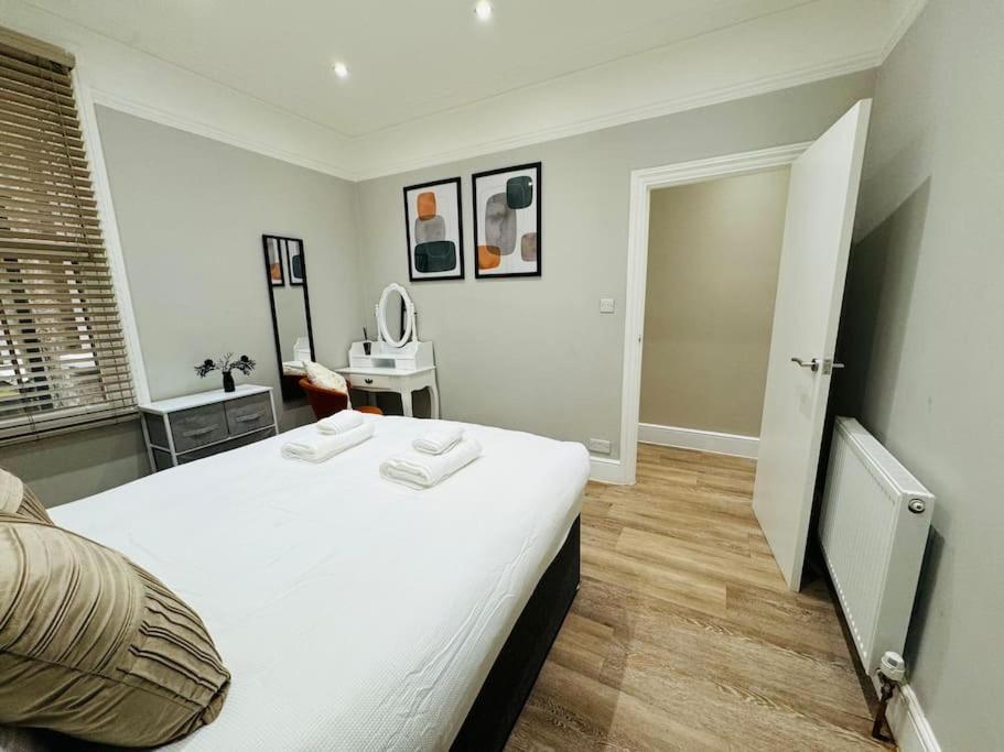 10 Min From Stratford Shopping Centre, Garden! Londra