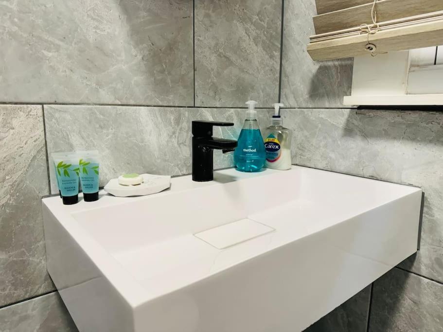 10 Min From Stratford Shopping Centre, Garden! Londra