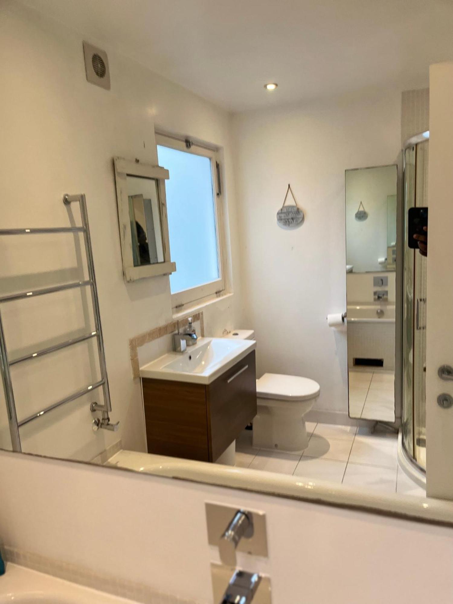 Spacious 2 Bedroom Fulham Queens Club, London