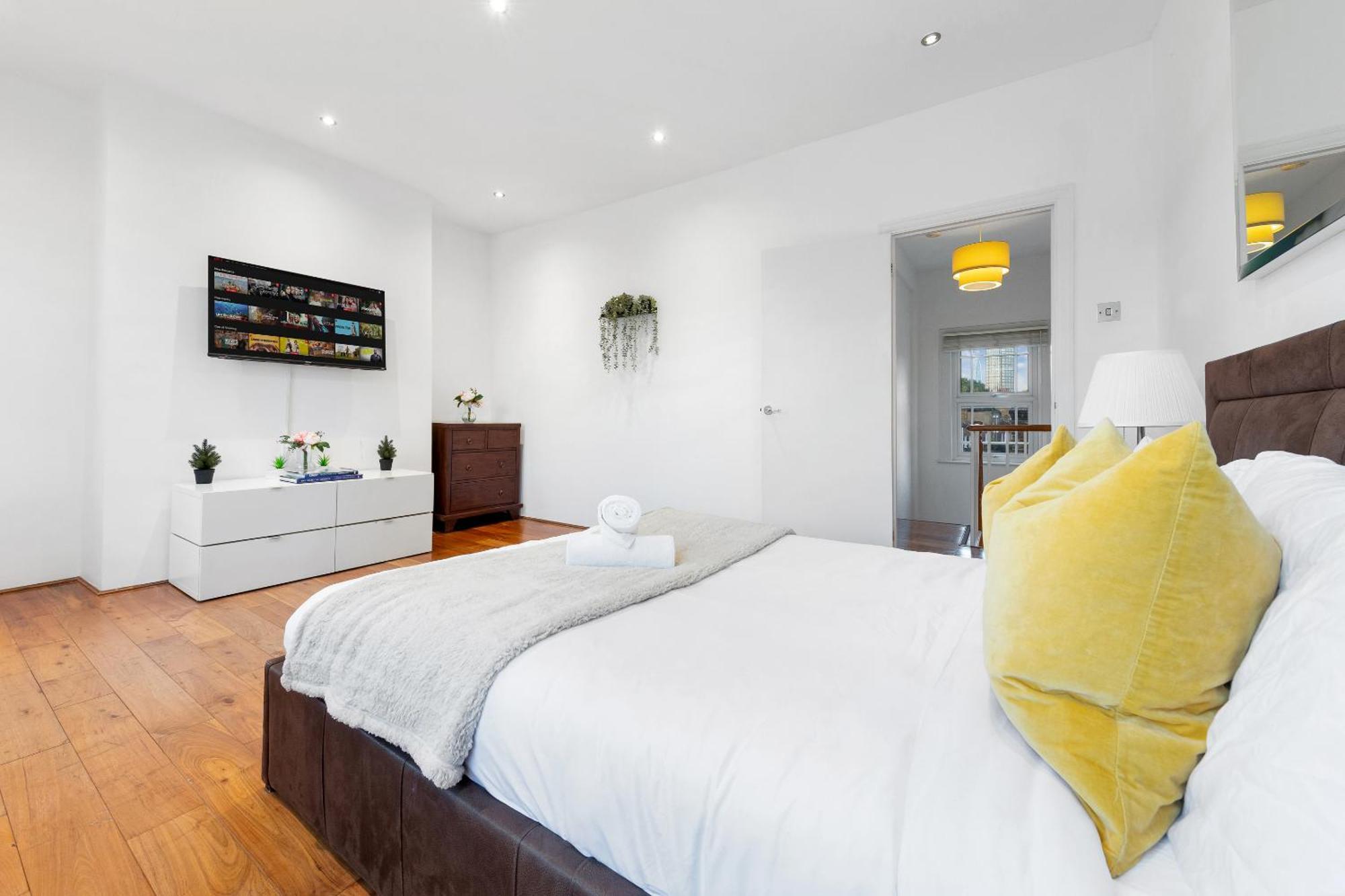Luxury 4-bedroom Modern Flat In Steps From Station, Sleeps 9 In Style! Lägenhet London