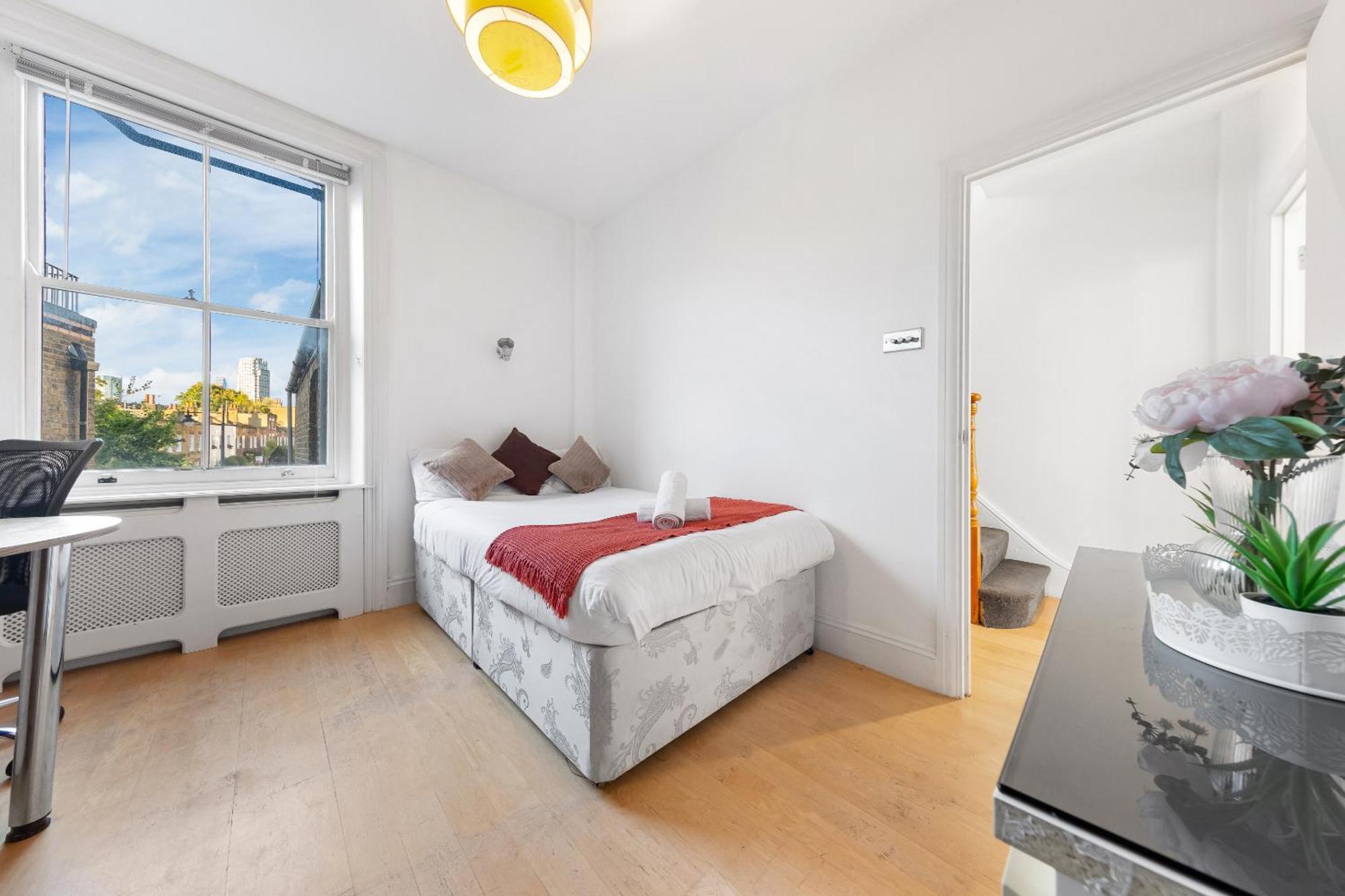 Luxury 4-bedroom Modern Flat In Steps From Station, Sleeps 9 In Style! Lägenhet