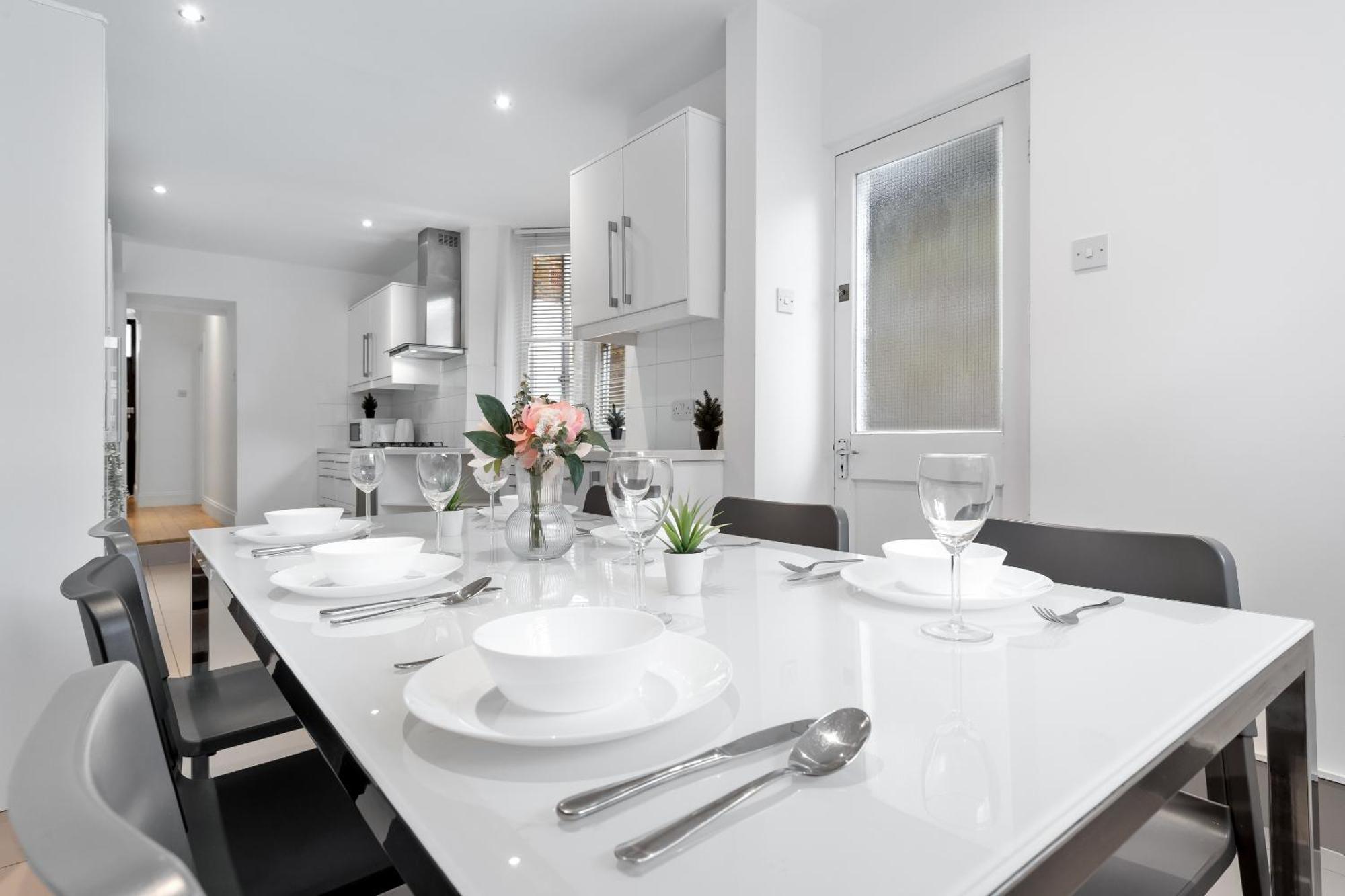 Lägenhet Luxury 4-bedroom Modern Flat In Steps From Station, Sleeps 9 In Style! London