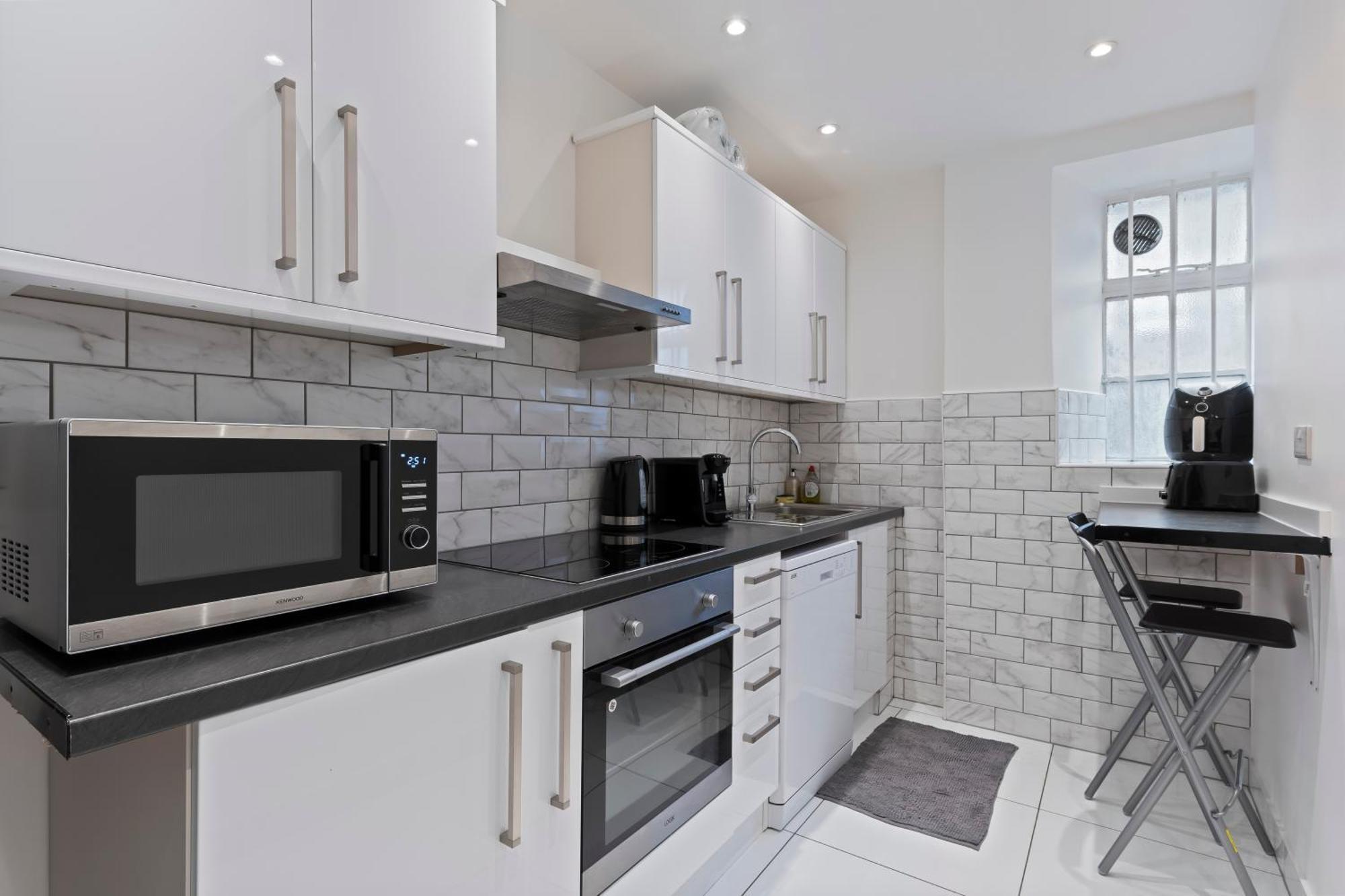 Cozy Step Away Hyde Park And Oxford Street Apartment