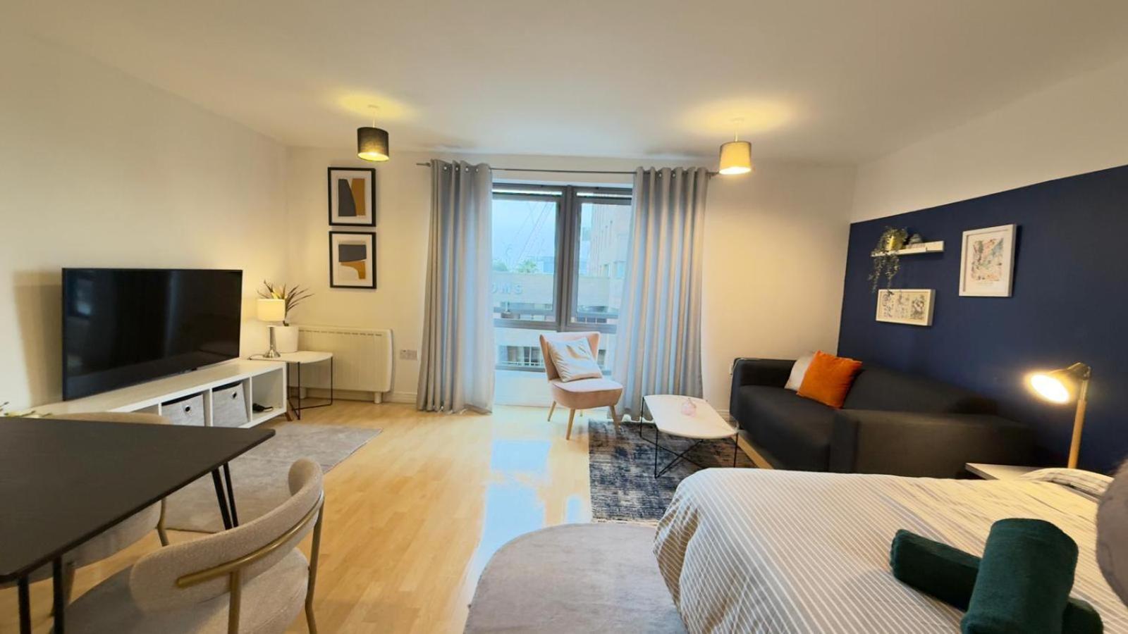 Leilighet Modern Spacious Opposite Station Ii London