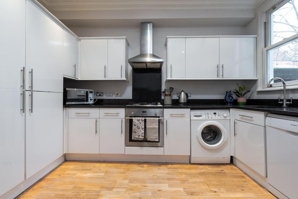 Pbc Duplex Three Bedroom In Fulham Oak London