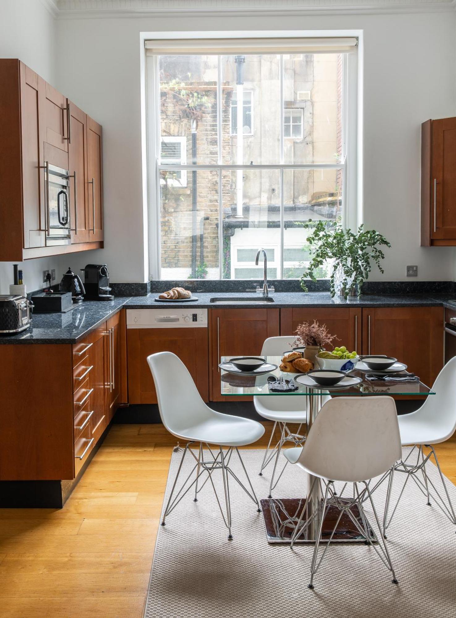 3 Bed- London- Private Garden Apartment