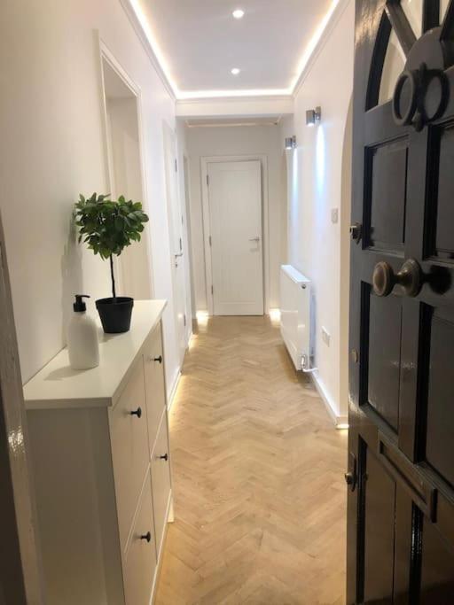 Stylish 2-bedroom Getaway In The Heart Of Chelsea Appartement *