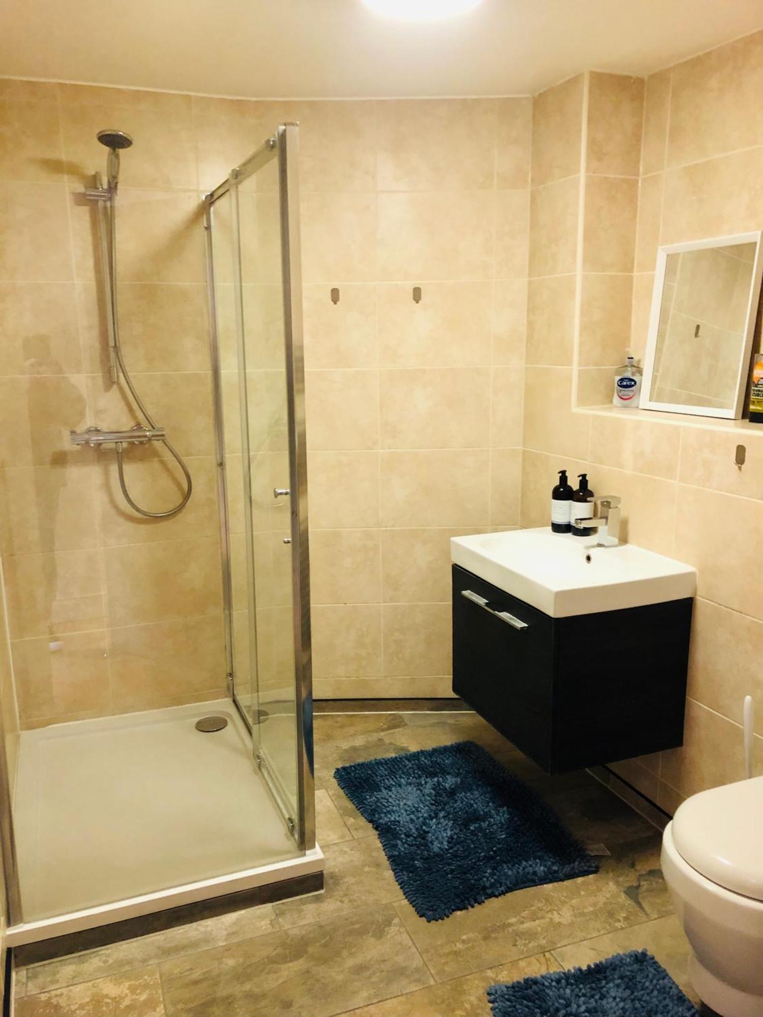 Modern 2 Bedroom 1 Min From Metro * Londres
