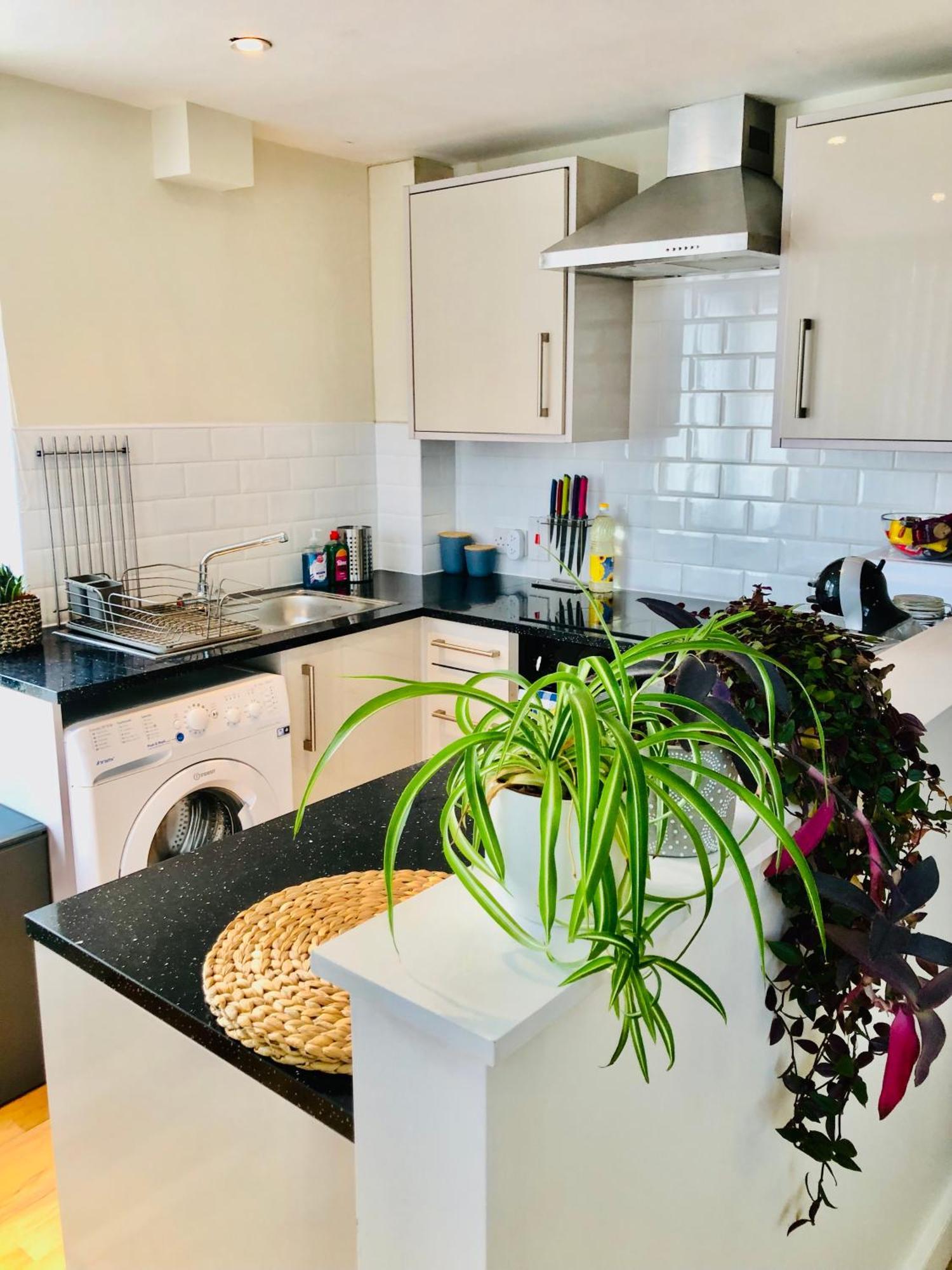 Modern 2 Bedroom 1 Min From Metro * Londres