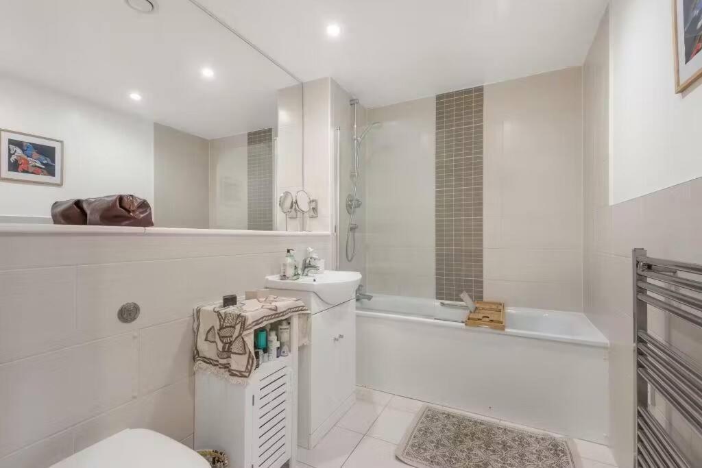 Lägenhet Lovely 1br With Balcony & Stunning Views In Brixton