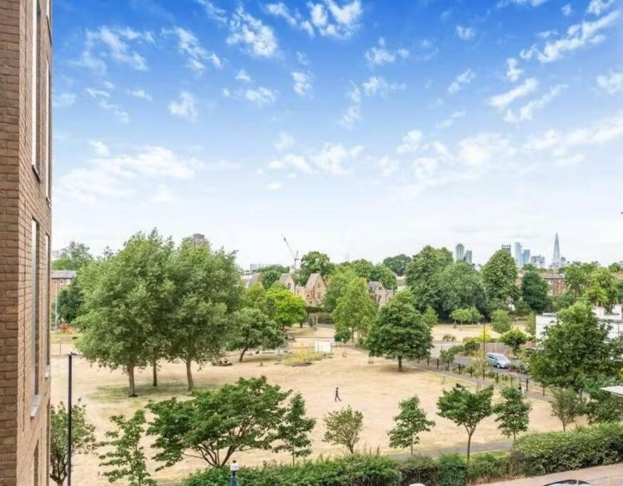 Lägenhet Lovely 1br With Balcony & Stunning Views In Brixton *
